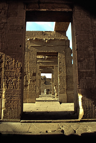 Ägypten 1999 (177) Im Tempel von Kom Ombo • <a style="font-size:0.8em;" href="http://www.flickr.com/photos/69570948@N04/27758466412/" target="_blank">Auf Flickr ansehen</a>