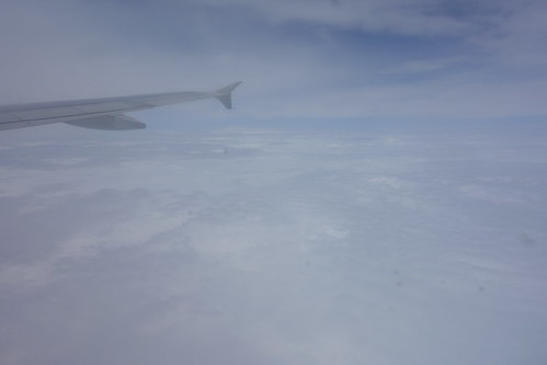 Dans l'avion, Pelico survole une France sous les nuages et sous la pluie !