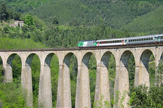 Viaduc de Chamborigaud et le train qui passe