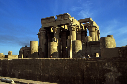 Ägypten 1999 (158) Tempel von Kom Ombo • <a style="font-size:0.8em;" href="http://www.flickr.com/photos/69570948@N04/27095703004/" target="_blank">Auf Flickr ansehen</a>