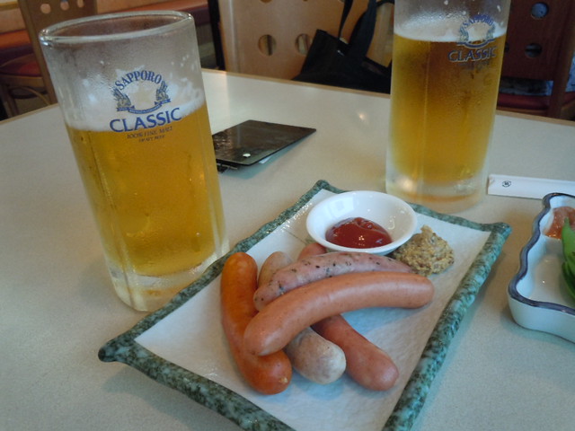 今回は運転よくがんばったね！お疲れ様のビールとウィンナー。｜釧路空港