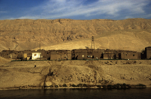Ägypten 1999 (188) Busfahrt Assuan - Luxor • <a style="font-size:0.8em;" href="http://www.flickr.com/photos/69570948@N04/27865002116/" target="_blank">Auf Flickr ansehen</a>