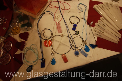Schmuck aus Glas / jewellery • <a style="font-size:0.8em;" href="http://www.flickr.com/photos/65488422@N04/10624189375/" target="_blank">View on Flickr</a>