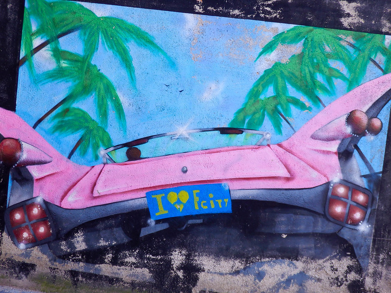 El Naranjo - Graffiti Cadillac Rosa<br/>© <a href="https://flickr.com/people/100721773@N06" target="_blank" rel="nofollow">100721773@N06</a> (<a href="https://flickr.com/photo.gne?id=16154162738" target="_blank" rel="nofollow">Flickr</a>)