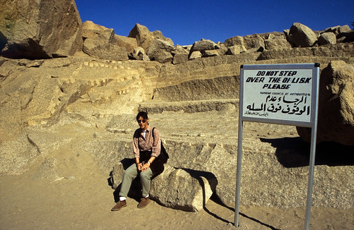 Ägypten 1999 (043) Assuan: Unvollendeter Obelisk • <a style="font-size:0.8em;" href="http://www.flickr.com/photos/69570948@N04/27125971355/" target="_blank">Auf Flickr ansehen</a>