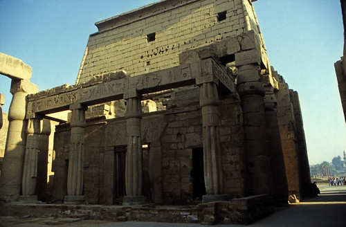 Ägypten 1999 (256) Tempel von Luxor: Pylon und  Barkenkapelle • <a style="font-size:0.8em;" href="http://www.flickr.com/photos/69570948@N04/27690641274/" target="_blank">Auf Flickr ansehen</a>
