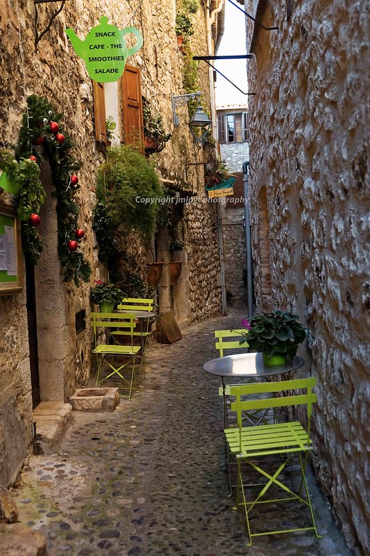 Street in Provence<br/>© <a href="https://flickr.com/people/66644631@N05" target="_blank" rel="nofollow">66644631@N05</a> (<a href="https://flickr.com/photo.gne?id=16243645266" target="_blank" rel="nofollow">Flickr</a>)