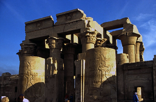 Ägypten 1999 (157) Tempel von Kom Ombo • <a style="font-size:0.8em;" href="http://www.flickr.com/photos/69570948@N04/27097522043/" target="_blank">Auf Flickr ansehen</a>