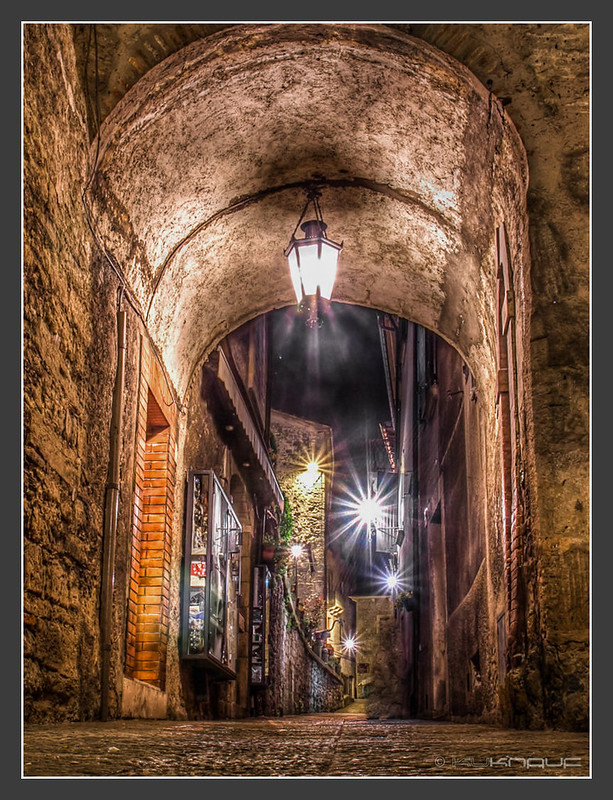 Streets of San Marino by night, 09.05.2016<br/>© <a href="https://flickr.com/people/69258414@N08" target="_blank" rel="nofollow">69258414@N08</a> (<a href="https://flickr.com/photo.gne?id=28033574295" target="_blank" rel="nofollow">Flickr</a>)