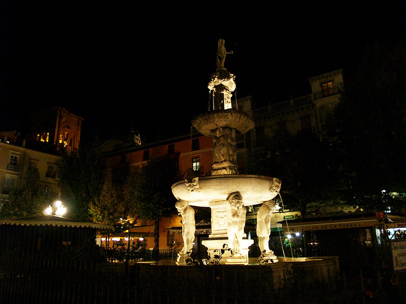 Fountain At Night<br/>© <a href="https://flickr.com/people/68894626@N00" target="_blank" rel="nofollow">68894626@N00</a> (<a href="https://flickr.com/photo.gne?id=15081897193" target="_blank" rel="nofollow">Flickr</a>)