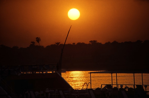 Ägypten 1999 (222) Luxor: Sonnenuntergang am Nil • <a style="font-size:0.8em;" href="http://www.flickr.com/photos/69570948@N04/28071151772/" target="_blank">Auf Flickr ansehen</a>