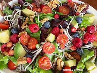 Aquí tenéis otra ensalada. La combinación de gulas y frutas del bosque es total y explosiva! Me encanta!! http://recetasysonrisas.blogspot.com.es/2016/07/ensalada-de-gulas-aguacate-frutos-del.html #receta #recetassanas #saludable #gulas #ensaladas #verano