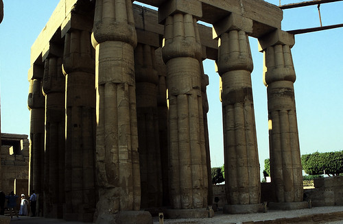 Ägypten 1999 (248) Tempel von Luxor: Sonnenhof des Amenophis III. • <a style="font-size:0.8em;" href="http://www.flickr.com/photos/69570948@N04/28258205785/" target="_blank">Auf Flickr ansehen</a>