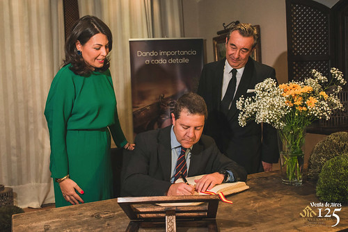 El Presidente Emiliano García Page firmando el libro de honor del restaurante más antiguo de Castilla-La Mancha. Venta de Aires.