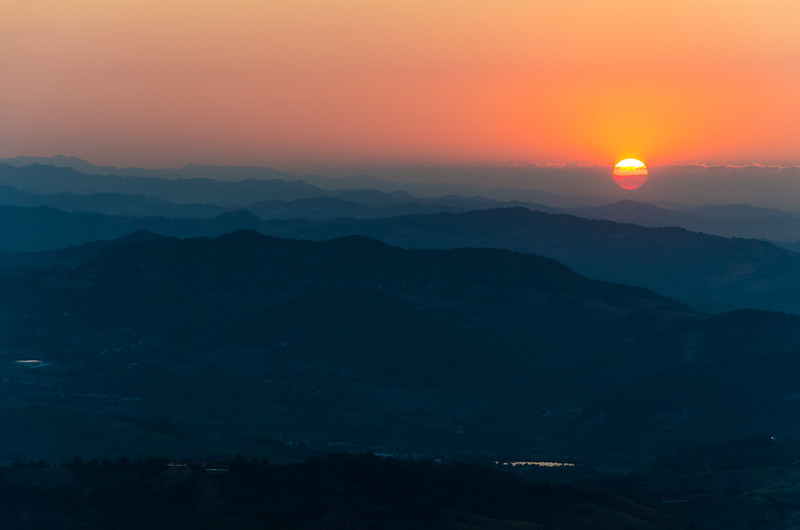 San Marino sunset<br/>© <a href="https://flickr.com/people/77034374@N00" target="_blank" rel="nofollow">77034374@N00</a> (<a href="https://flickr.com/photo.gne?id=27439855044" target="_blank" rel="nofollow">Flickr</a>)