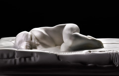 Giuliano Vangi, Donna sulla battigia, 2014  marmo bianco, cm.12x44x55