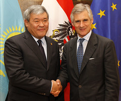 Generalsekretär Linhart trifft Vize-Außenminister von Kasachstan Zhoshybayev