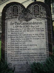 Anglų lietuvių žodynas. Žodis commandments reiškia įsakymų lietuviškai.