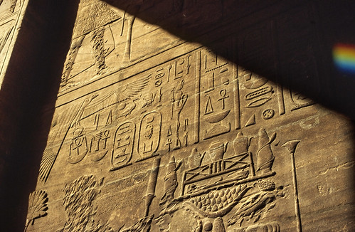 Ägypten 1999 (029) Assuan: Relief im Isistempel, Philae • <a style="font-size:0.8em;" href="http://www.flickr.com/photos/69570948@N04/26449168774/" target="_blank">Auf Flickr ansehen</a>
