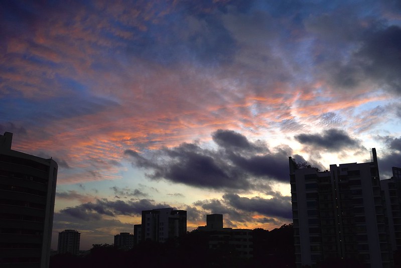 Another Singapore sunrise<br/>© <a href="https://flickr.com/people/37423935@N00" target="_blank" rel="nofollow">37423935@N00</a> (<a href="https://flickr.com/photo.gne?id=27694787756" target="_blank" rel="nofollow">Flickr</a>)