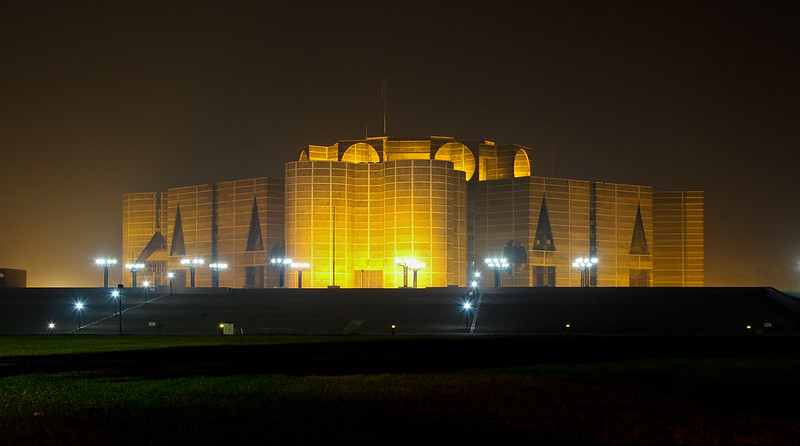 Colorful National Parliament House of Bangladesh at Night<br/>© <a href="https://flickr.com/people/26091853@N06" target="_blank" rel="nofollow">26091853@N06</a> (<a href="https://flickr.com/photo.gne?id=16732805130" target="_blank" rel="nofollow">Flickr</a>)