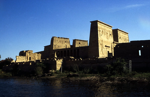 Ägypten 1999 (027) Assuan: Isistempel, Philae • <a style="font-size:0.8em;" href="http://www.flickr.com/photos/69570948@N04/26951581272/" target="_blank">Auf Flickr ansehen</a>