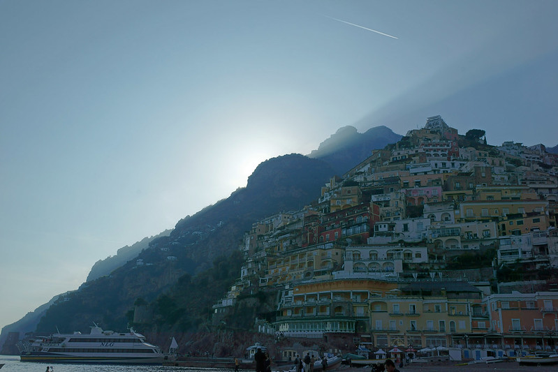 Positano withdrawing into darkness.<br/>© <a href="https://flickr.com/people/49354910@N07" target="_blank" rel="nofollow">49354910@N07</a> (<a href="https://flickr.com/photo.gne?id=17221124226" target="_blank" rel="nofollow">Flickr</a>)