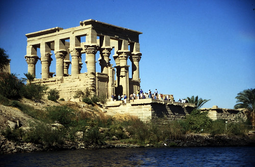 Ägypten 1999 (036) Assuan: Trajan-Kiosk, Philae • <a style="font-size:0.8em;" href="http://www.flickr.com/photos/69570948@N04/26502273264/" target="_blank">Auf Flickr ansehen</a>