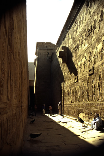 Ägypten 1999 (116) Tempel von Edfu • <a style="font-size:0.8em;" href="http://www.flickr.com/photos/69570948@N04/27763811766/" target="_blank">Auf Flickr ansehen</a>