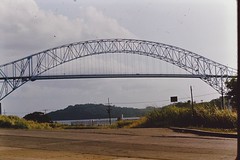 Anglų lietuvių žodynas. Žodis ferry-bridge reiškia n prietiltis, tiltelis (žmonėms išlipti iš kelto į krantą) lietuviškai.