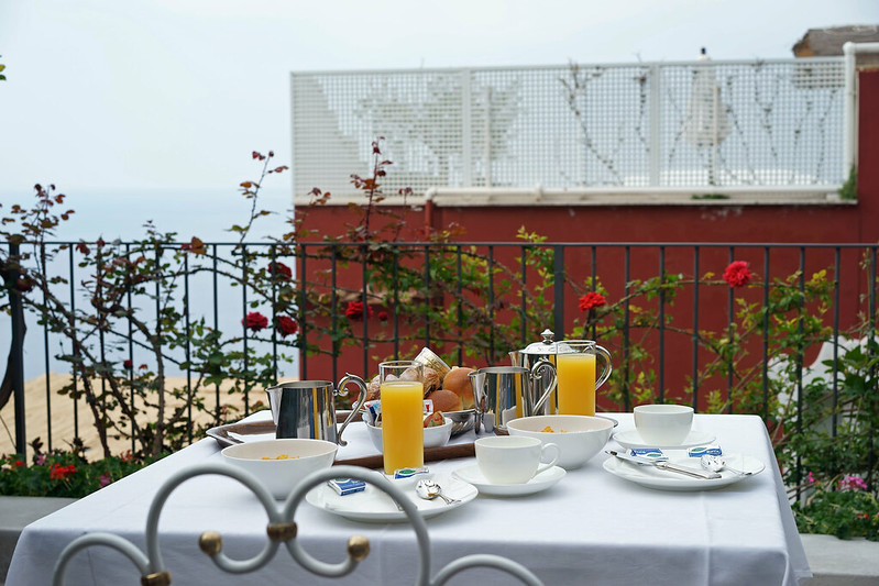 Breakfast at Villa Rosa, Positano<br/>© <a href="https://flickr.com/people/49354910@N07" target="_blank" rel="nofollow">49354910@N07</a> (<a href="https://flickr.com/photo.gne?id=17059493500" target="_blank" rel="nofollow">Flickr</a>)