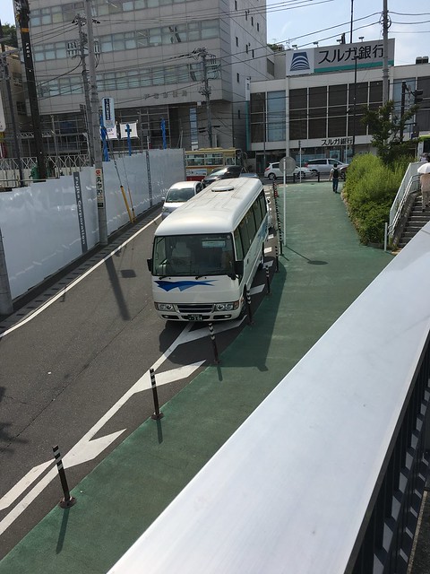 このバスは車両前面にシティテラス横浜戸塚...