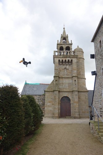 Admirez le clocher de l'église de Coatréven !