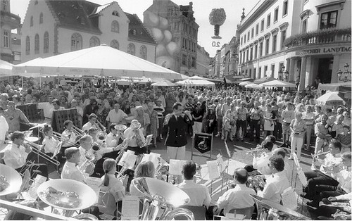 Playing to a large crowd of German Wine Tasters