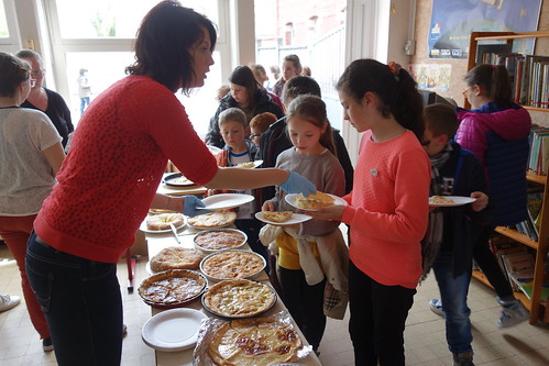 En fin de journée, nous goûtons les tartes au maroilles préparés par les enfants le jour même, en classe !