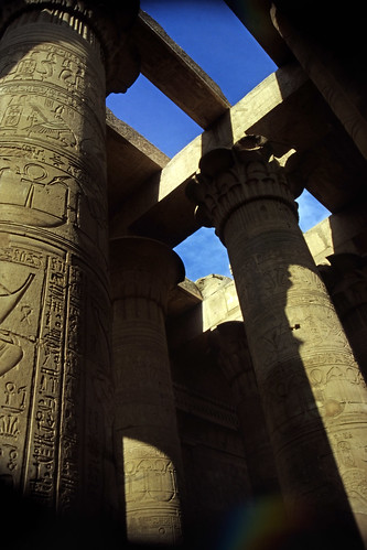 Ägypten 1999 (164) Im Tempel von Kom Ombo • <a style="font-size:0.8em;" href="http://www.flickr.com/photos/69570948@N04/27162125953/" target="_blank">Auf Flickr ansehen</a>