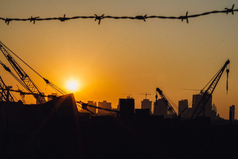 Mumbai Sunset Through Barbed Wire<br/>© <a href="https://flickr.com/people/96142515@N00" target="_blank" rel="nofollow">96142515@N00</a> (<a href="https://flickr.com/photo.gne?id=17141023730" target="_blank" rel="nofollow">Flickr</a>)