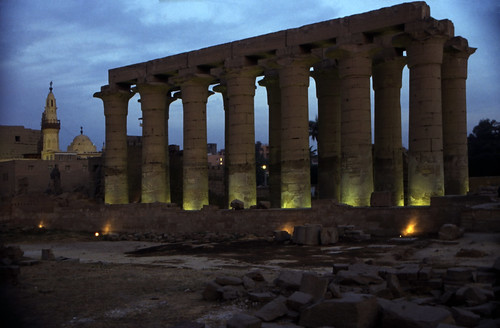 Ägypten 1999 (240) Tempel von Luxor: Säulenkolonnade • <a style="font-size:0.8em;" href="http://www.flickr.com/photos/69570948@N04/28220679085/" target="_blank">Auf Flickr ansehen</a>