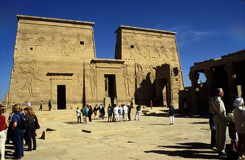 Ägypten 1999 (025) Assuan: Pylonen der Isistempel, Philae • <a style="font-size:0.8em;" href="http://www.flickr.com/photos/69570948@N04/27046155975/" target="_blank">Auf Flickr ansehen</a>