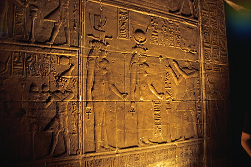 Ägypten 1999 (030) Assuan: Relief im Isistempel, Philae • <a style="font-size:0.8em;" href="http://www.flickr.com/photos/69570948@N04/26451118683/" target="_blank">Auf Flickr ansehen</a>