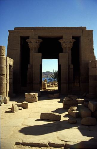 Ägypten 1999 (032) Assuan: Hathortempel, Philae • <a style="font-size:0.8em;" href="http://www.flickr.com/photos/69570948@N04/26450733543/" target="_blank">Auf Flickr ansehen</a>
