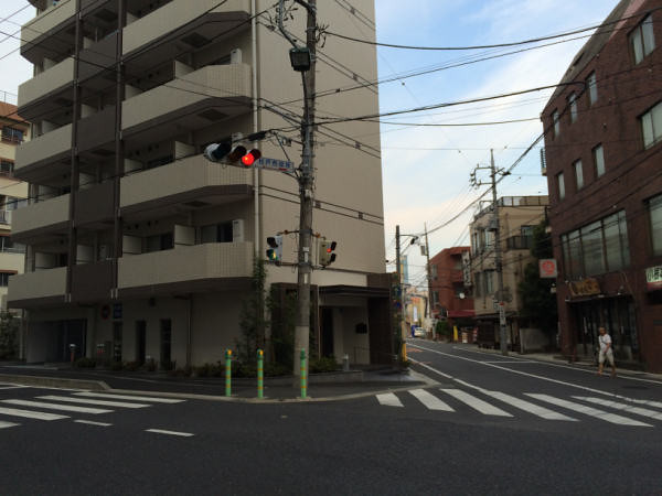 松戸市役所の交差点を向かって左に曲がりま...