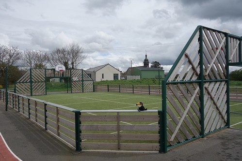 Le "soccer" est situé derrière l'école, pratique !