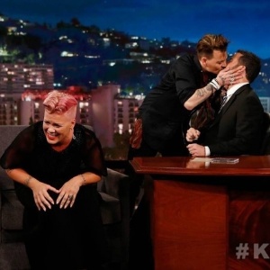 Johnny Depp faz surpresa para Pink e dá selinho em Jimmy Kimmel na TV