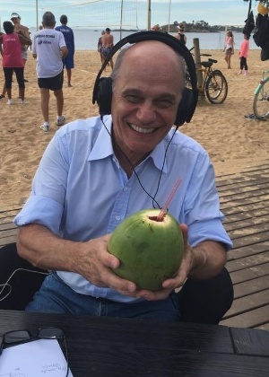 Boechat curte Troféu Imprensa com água de coco e agradece bronca de Silvio