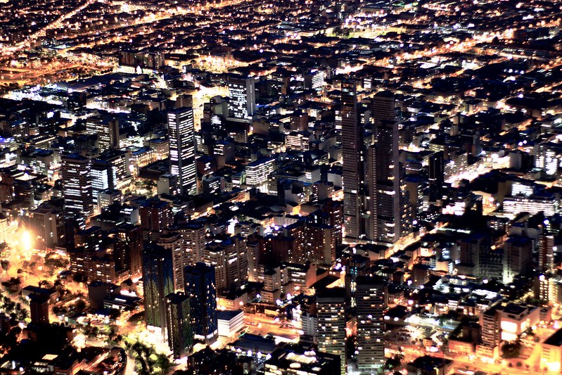 Bogotá in the night, Downtown<br/>© <a href="https://flickr.com/people/124716461@N07" target="_blank" rel="nofollow">124716461@N07</a> (<a href="https://flickr.com/photo.gne?id=47078689162" target="_blank" rel="nofollow">Flickr</a>)