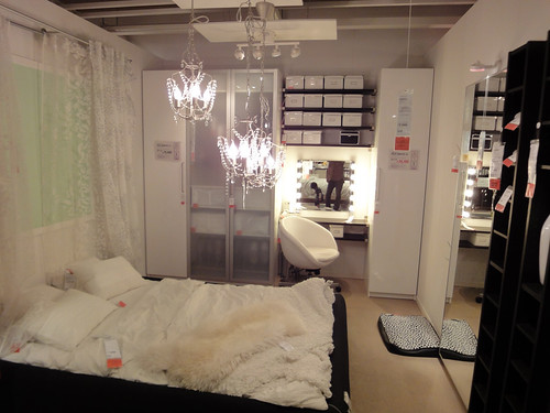 フェミニンでモノトーンなベッドルームと題した写真