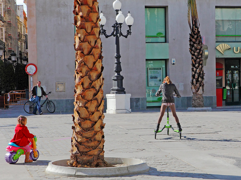 Varieties of Bicycles - Cadiz, Spain<br/>© <a href="https://flickr.com/people/48762421@N00" target="_blank" rel="nofollow">48762421@N00</a> (<a href="https://flickr.com/photo.gne?id=45837321334" target="_blank" rel="nofollow">Flickr</a>)