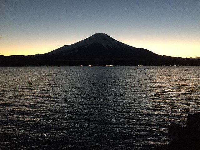 甲府から富士山は頭頂部しか見えない。日本...