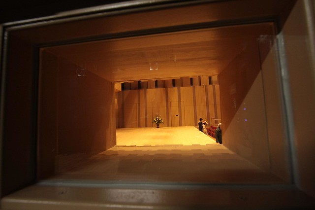 つづき1、舞台袖からステージを覗く小窓2...